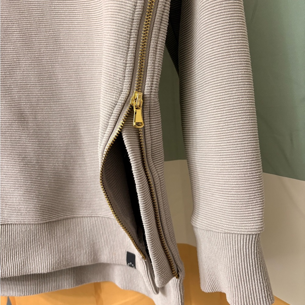 Small sweater with Side Zippers - Picture 2 of 7